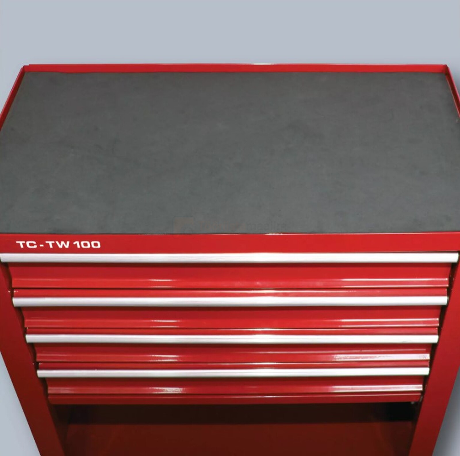 Pildil on punane Einhell TC-TW 100 tööriistakäru, millel on mitu sahtlit ja pealmine töölaud.